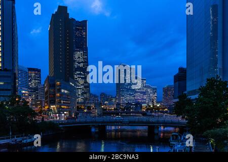 Die futuristische Skyline von Yokohama in der Dämmerung im Geschäftsviertel Minato Mirai, Japan Stockfoto