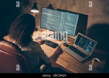 Oben über dem hohen Blickwinkel Foto des fokussierten afro-amerikanischen Mädchen IT-Firma SEO Administrator Sit Tisch Arbeit Abend späten Gebrauch Computer haben Web Stockfoto