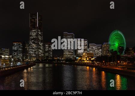 Die malerische Skyline von Yokohama mit Landmark Tower und Cosmo Clock 21 Ferris Wheel, Japan Stockfoto