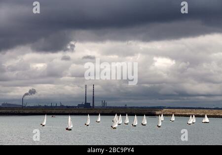 Segelboote im Hafen von Dun Laoghaire mit Poolbeg Stapeln in der Ferne Stockfoto