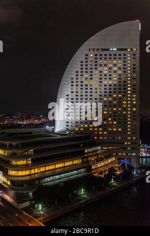 Ein futuristischer Wolkenkratzer im Geschäftsviertel Minato Mirai 21 in Yokohama, Japan Stockfoto