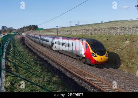 Virgin trainiert die Westküste der Klasse 390 Alstom Pendolino auf der West Coast Mainline in Cumbria in Hardendale Stockfoto