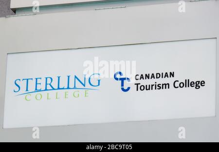 Vancouver, Kanada - 2. April 2020: Blick auf das Schild "Sterling College" und das "Canadian Tourism College" in der Innenstadt von Vancouver Stockfoto