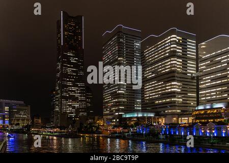 Die malerische Skyline der Nacht von Yokohama mit dem Landmark Tower im Viertel Minato Mirai, Japan Stockfoto