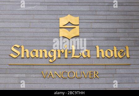 Vancouver, Kanada - 2. April 2020: Blick auf das Schild 'Shangri-La Hotel' in der Innenstadt von Vancouver Stockfoto