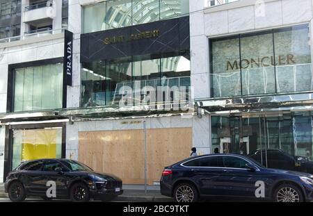 Vancouver, Kanada - 2. April 2020: Die Geschäfte in Vancouver haben ihre Schaufensterfronten mit Holz nach einem Anstieg der Einbruch durch COVID-19 aufgestiegen Stockfoto