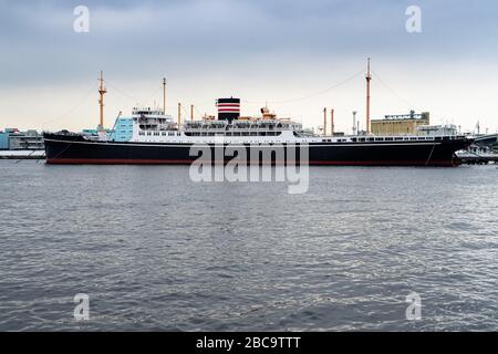 Hikawa Maru war ein Fracht- und Passagierschiff, das zwischen 1930 und 1960 diente. Jetzt ist das schwimmende Museum im Yamashita-Park in Yokohama, Japan, eingegraben Stockfoto