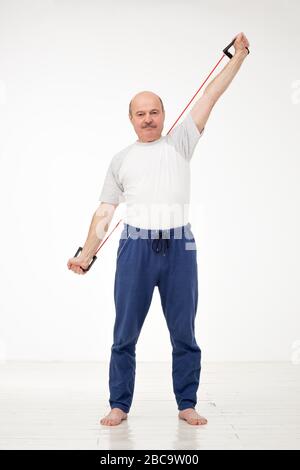 Ehepaar sitzt auf dem Sofa in Quarantäne während Pandemie zu Hause. Stockfoto