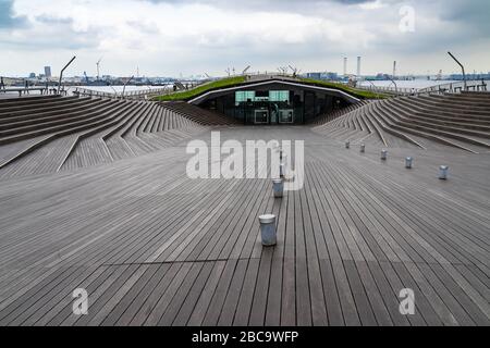 Blick auf den Osanbashi Pier, das spektakulär gestaltete Passagierschiffsterminal von Yokohama, Japan Stockfoto