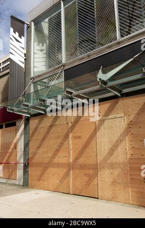 Vancouver, Kanada - 2. April 2020: Die Geschäfte in Vancouver haben ihre Schaufensterfronten mit Holz nach einem Anstieg der Einbruch durch COVID-19 aufgestiegen Stockfoto