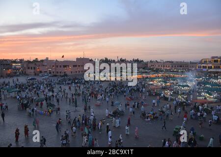 Luftaufnahme Djemma El Fna, in der Nähe von Marrakesch Medina in Marokko, wie der Aufruf zum Gebet kann bei Sonnenuntergang gehört werden. Stockfoto