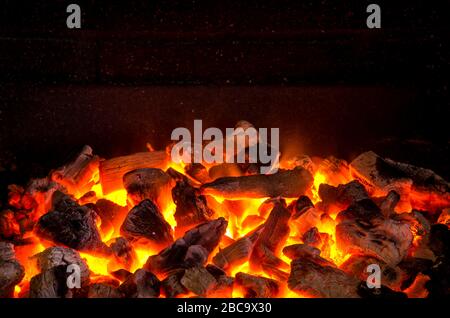 Foto von heißen Funken Leben - Kohlen brennen in einem Grill Stockfoto