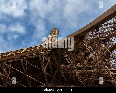 Eiffelturm mit blauem Himmel in Paris, Frankreich Stockfoto