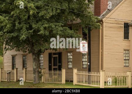 In den letzten 250 Jahren wird es als Geschäft, Taverne für die Bühne, Schneidergeschäft, Postamt und Zuhause serviert. Mit Renovierungen im Haus hat es jetzt 15 roo Stockfoto
