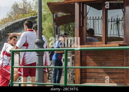 Adeje, Tenera, Spanien - 6. Februar 2016: Junge Männer erstellen Genehmigungen für Reisen entlang einer schönen Schlucht Barranco del Infierno - Höllenschlucht in der Nähe des Adej Stockfoto