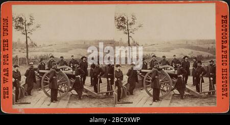 Union General William Sherman stand mit Offizieren neben Cannon vor der Belagerung von Atlanta, Georgia, Stereo Card, George N. Barnard, E. & H.T. Anthony & Co., Juli 1864 Stockfoto