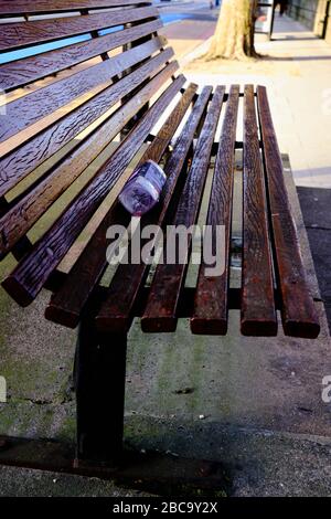 Perspektivische Ansicht der Kunststoffflasche auf einer Bank Stockfoto