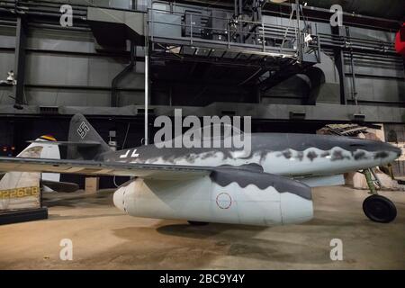 Ein deutscher Messerschmitt Me 262A Schwalbe (Schwalbe) Kampfjet aus dem 2. Weltkrieg, ausgestellt im National Museum der US Air Force in Dayton, Ohio. Stockfoto