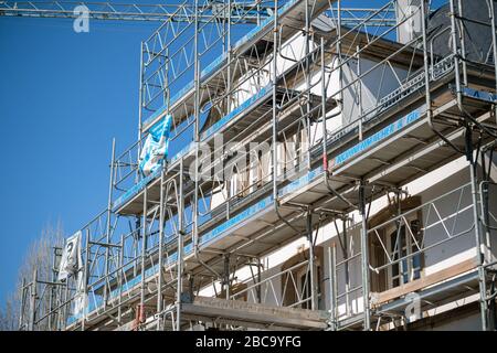 Straßburg, Frankreich - 22. März 2020: Gerüste an der alten Hausfassade mit Logotyp Nonnenmacher et Fils Stockfoto