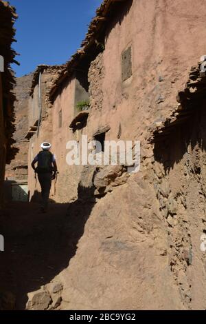 Ein marokkanischer Reiseführer führt den Weg auf eine Wanderung im Ait Mizane / Imlil Tal im Hohen Atlas, Marokko. Stockfoto