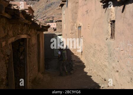 Ein marokkanischer Reiseführer führt den Weg auf eine Wanderung im Ait Mizane / Imlil Tal im Hohen Atlas, Marokko. Stockfoto