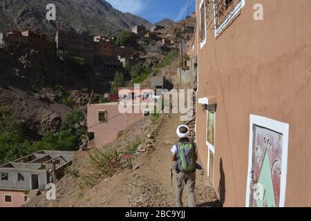 Ein marokkanischer Reiseführer führt den Weg auf eine Wanderung im Ait Mizane / Imlil Tal im Hohen Atlas, Marokko. Stockfoto