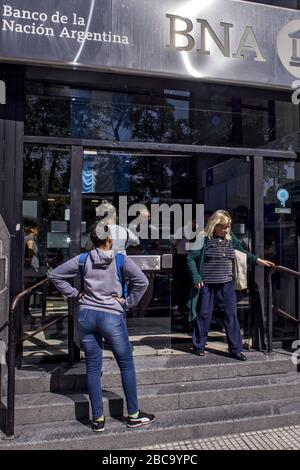 Buenos Aires, Bundeshauptstadt, Argentinien. April 2020. Die Banken werden am Samstag und Sonntag für die Renten, die allgemeine Kinderzulage (AUH) und die Sozialpläne geöffnet. Nach fast zwei Wochen Schließung aufgrund der in Argentinien geltenden präventiven und obligatorischen Sozialisolierungsmaßnahmen haben die Bankfilialen heute, Freitag, den 3. April, wieder eröffnet, um die Zahlung von Renten und anderen ANSES-Leistungen zu ermöglichen. Seit der Morgendämmerung gab es lange Linien in Unternehmen von Personen, die keine Debitkarten zum Abheben ihres Einkommens haben oder normalerweise gleichzeitig Bargeld erhalten, um ihre monatlichen Ausgaben zu verwalten. (Bild: © Roberto Almeida Av Stockfoto