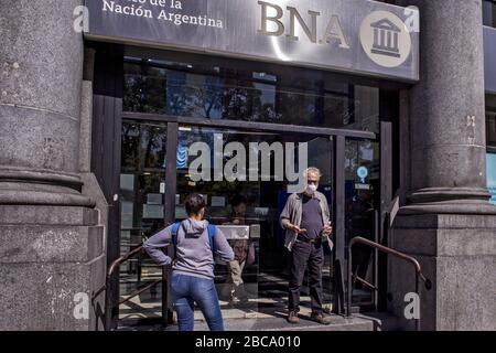 Buenos Aires, Bundeshauptstadt, Argentinien. April 2020. Die Banken werden am Samstag und Sonntag für die Renten, die allgemeine Kinderzulage (AUH) und die Sozialpläne geöffnet. Nach fast zwei Wochen Schließung aufgrund der in Argentinien geltenden präventiven und obligatorischen Sozialisolierungsmaßnahmen haben die Bankfilialen heute, Freitag, den 3. April, wieder eröffnet, um die Zahlung von Renten und anderen ANSES-Leistungen zu ermöglichen. Seit der Morgendämmerung gab es lange Linien in Unternehmen von Personen, die keine Debitkarten zum Abheben ihres Einkommens haben oder normalerweise gleichzeitig Bargeld erhalten, um ihre monatlichen Ausgaben zu verwalten. (Bild: © Roberto Almeida Av Stockfoto