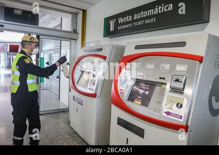 April 2020: 3. April 2020 (Málaga) die militärische Notaufnahme desinfiziert die Bahnhöfe und die Umgebung von Málaga als Hygienemaßnahmen gegen das Coronavirus. Kredit: Lorenzo Carnero/ZUMA Wire/Alamy Live News Stockfoto