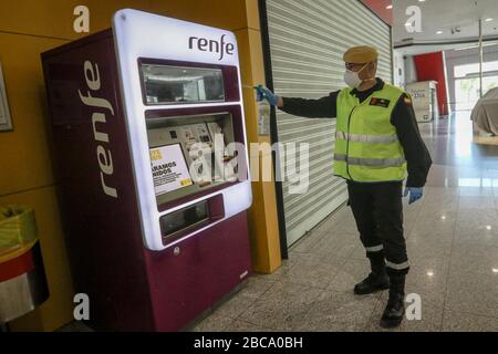 April 2020: 3. April 2020 (Málaga) die militärische Notaufnahme desinfiziert die Bahnhöfe und die Umgebung von Málaga als Hygienemaßnahmen gegen das Coronavirus. Kredit: Lorenzo Carnero/ZUMA Wire/Alamy Live News Stockfoto
