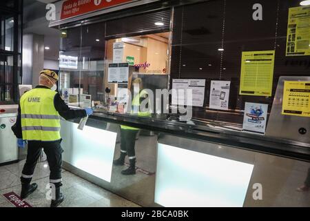 April 2020: 3. April 2020 (Málaga) die militärische Notaufnahme desinfiziert die Bahnhöfe und die Umgebung von Málaga als Hygienemaßnahmen gegen das Coronavirus. Kredit: Lorenzo Carnero/ZUMA Wire/Alamy Live News Stockfoto