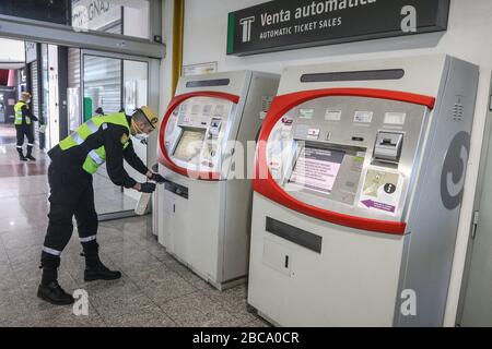 April 2020: 3. April 2020 (Málaga) die militärische Notaufnahme desinfiziert die Bahnhöfe und die Umgebung von Málaga als Hygienemaßnahmen gegen das Coronavirus. Kredit: Lorenzo Carnero/ZUMA Wire/Alamy Live News Stockfoto