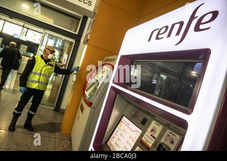 April 2020: 3. April 2020 (Málaga) die militärische Notaufnahme desinfiziert die Bahnhöfe und die Umgebung von Málaga als Hygienemaßnahmen gegen das Coronavirus. Kredit: Lorenzo Carnero/ZUMA Wire/Alamy Live News Stockfoto