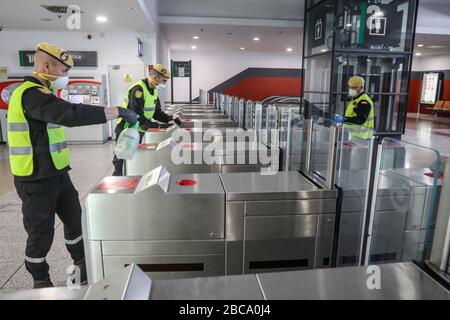 April 2020: 3. April 2020 (Málaga) die militärische Notaufnahme desinfiziert die Bahnhöfe und die Umgebung von Málaga als Hygienemaßnahmen gegen das Coronavirus. Kredit: Lorenzo Carnero/ZUMA Wire/Alamy Live News Stockfoto