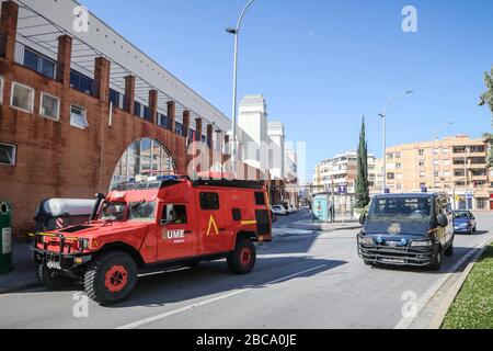 April 2020: 3. April 2020 (Málaga) die militärische Notaufnahme desinfiziert die Bahnhöfe und die Umgebung von Málaga als Hygienemaßnahmen gegen das Coronavirus. Kredit: Lorenzo Carnero/ZUMA Wire/Alamy Live News Stockfoto