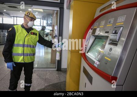 April 2020: 3. April 2020 (Málaga) die militärische Notaufnahme desinfiziert die Bahnhöfe und die Umgebung von Málaga als Hygienemaßnahmen gegen das Coronavirus. Kredit: Lorenzo Carnero/ZUMA Wire/Alamy Live News Stockfoto