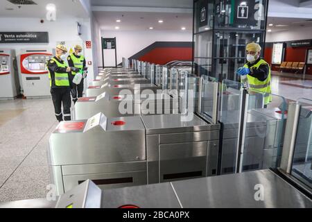 April 2020: 3. April 2020 (Málaga) die militärische Notaufnahme desinfiziert die Bahnhöfe und die Umgebung von Málaga als Hygienemaßnahmen gegen das Coronavirus. Kredit: Lorenzo Carnero/ZUMA Wire/Alamy Live News Stockfoto