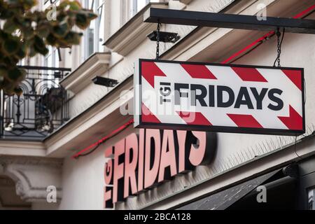 PRAG, TSCHECHIEN - 1. NOVEMBER 2019: TGI Fridays Logo vor ihrem Restaurant für Prag. TGI Fridays ist eine amerikanische multinationale Kette von Casual Stockfoto