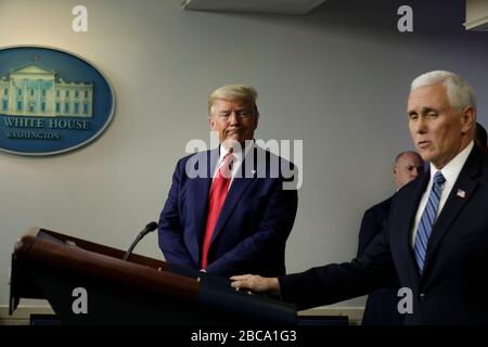 Washington, Vereinigte Staaten Von Amerika. April 2020. Präsident der Vereinigten Staaten Donald J. Trump reagiert darauf, wie US-Vizepräsident Mike Pence bei einer Pressekonferenz zur COVID-19-Pandemie mit Mitgliedern der Coronavirus Task Force im Weißen Haus in Washington am 3. April 2020 spricht. Credit: Yuri Gripas/Pool über CNP - weltweite Nutzung Credit: Dpa / Alamy Live News Stockfoto