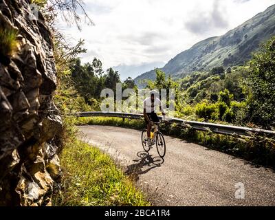 Straßenradsport in Asturien, Nordspanien. Rennradrennfahrer auf der steilen Bergstraße bei Riocaliente im Picos de Europa. Kantabrische Cordilleras, Princip Stockfoto