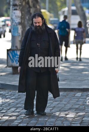 Georgisch-Orthodoxe Priester. Zviad Gamsakhurdia Nannte Die Rechte Bank, Tiflis, Georgien Stockfoto