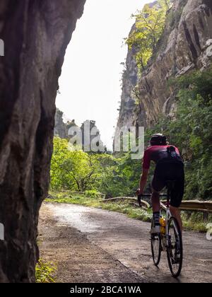 Straßenradsport in Asturien, Nordspanien. Bergschlucht in der Nähe von Proaza Principado de Asturias, Spanien Stockfoto