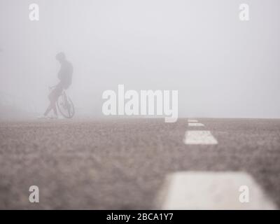 Straßenradsport in Asturien, Nordspanien. Radfahrer auf der Bergstraße zum Gipfel von Angliru, einer sagenhaften Bergankunft der Vuelta a España Stockfoto