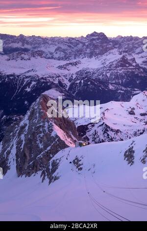 Blick von punta rocca, marmolada, auf die Seilbahn, im Hintergrund der Sonnenaufgang über die doler, punta rocca, rocca pietore, belluno, veneto Stockfoto