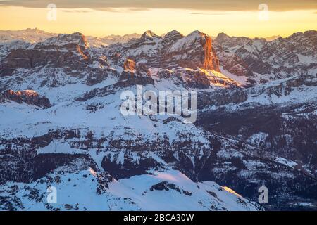 Luftbild der dolden bei Sonnenaufgang, tofane, tofana di rozes, belluno, venetien, italien Stockfoto