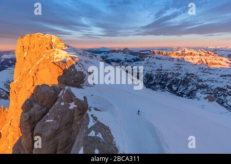 Sella-Gruppe mit Sass Pordoi und Piz Boè, auf der linken Seite Punta Penia, Marmolada, Winteraufgang, Dolmen, Alpen, Belluno, Veneto, Italien Stockfoto