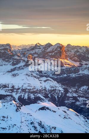 Luftbild der dolden bei Sonnenaufgang, tofane, tofana di rozes, belluno, venetien, italien Stockfoto