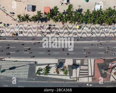 Berühmte Copacabana Strand Bürgersteig in Rio de Janeiro, Brasilien Stockfoto