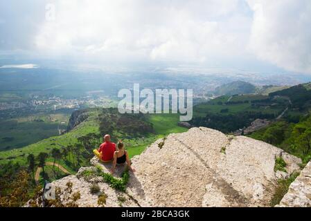 Menschen genießen die Aussicht vom Berg Erice, Erice, Sizilien, Italien Stockfoto