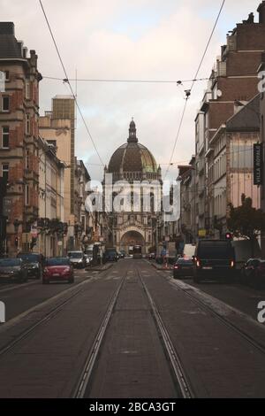 Brüssel, Belgien - 2019-11-26: Die Königliche Kirche der Heiligen Maria in Brüssel, Belgien. Blick auf die Rue Royale Avenue. Stockfoto